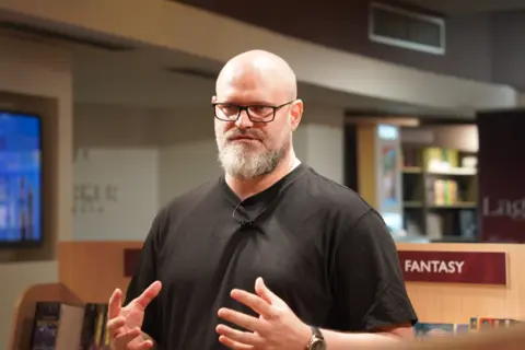 Snažna knjiga o zlu koje postoji i u deci i u odraslima: Predstavljen roman „Karota“ Darka Tuševljakovića - slika 1