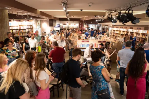 Hiljadu ljudi čekalo na potpis nobelovca Petera Handkea - slika 2