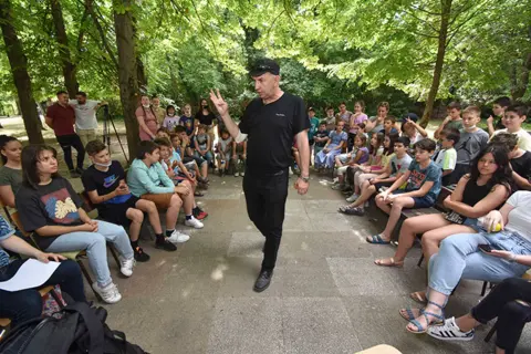 Ponovo zajedno: Uroš Petrović i mališani na 64. Zmajevim dečjim igrama - slika 2