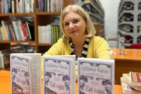 Prvo predstavljanje romana „Zid tajni“ Ljiljane Šarac održano u Rumi - slika 1