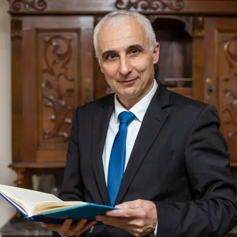 50Vladimir-VuC48DiniC487-fotka-no-photo-credits