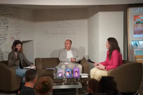 Pažljivo čitajte i pronaći ćete piščevo srce među stranicama: Dečji osmesi i radoznala pitanja na promociji knjige „Heroji plavog dana“ Bojana Ljubenovića - slika 1