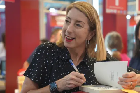 Dženi Kolgan: Glavna strast su mi knjige koje bude lepa osećanja - slika 1