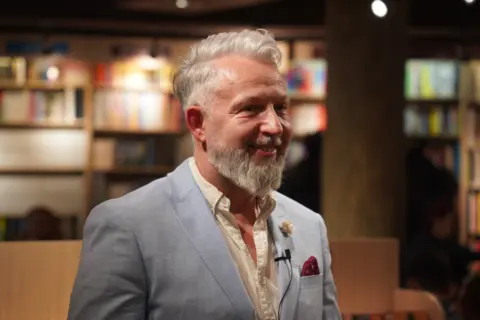 Sve počinje od nas samih: mnoštvo emocija na Dizgramovoj promociji knjige „Sebi duguješ sve“ - slika 1