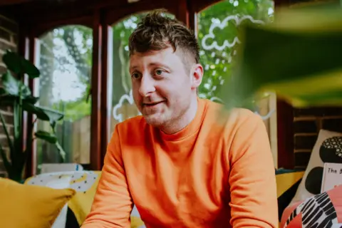 „Meda i Ptić“, priča o prijateljstvu autora Džarvisa - slika 1