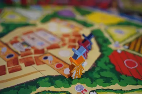 Sve što ste hteli da znate o društvenoj igri „Dolina vetrenjača“: Gde cvetaju najlepše lale? - slika 2