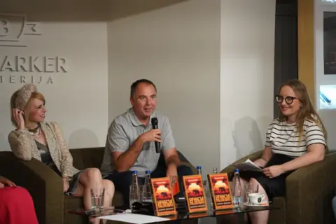 Zemlja izuzetne lepote i velikih opasnosti – predstavljena knjiga „Kenija: Damari divljine“ Viktora Lazića - slika 1