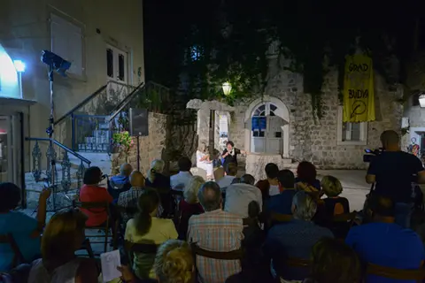 Ivana Dimić na Trgu pesnika u Budvi - slika 1