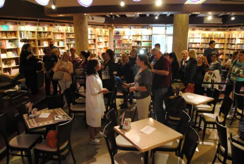 Jelena Bačić Alimpić puna dva sata potpisivala novu knjigu Beograđanima - slika 1