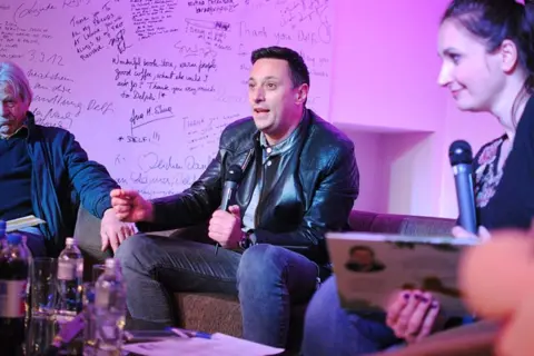 Radost i smeh na promociji zbirke pesama „Kišni glistac“ Andrije Miloševića - slika 2