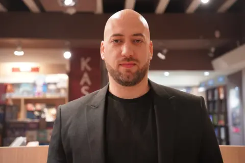 „Pisanje nas održava na površini“ – predstavljena zbirka „Priče i ožiljci“ Milana Ružića - slika 1