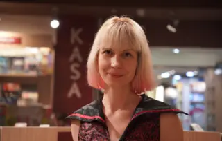 „Živi svoju istinu, makar svi rekli – ova je luda“: predstavljen roman „Svetlo trojstvo“ Marijane Čanak
