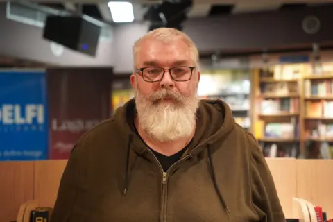 Priče otete od tmine – predstavljena knjiga Vuleta Žurića „Heroji i gubitnici“ - slika 1