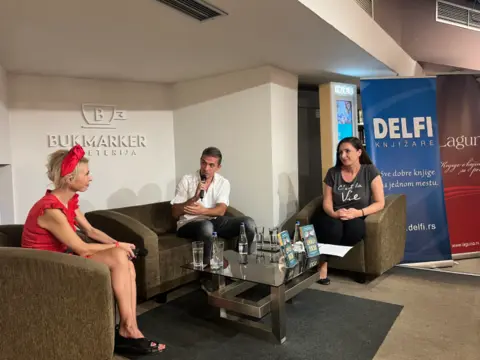 „Cuker Laza“ svratio u knjižaru Delfi SKC – Čovek koji je činio dobro - slika 1