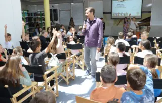Dejan Aleksić predstavio svoju novu knjigu za decu „Džinovi, strašila i Nešto Treće“ u kraljevačkoj Biblioteci