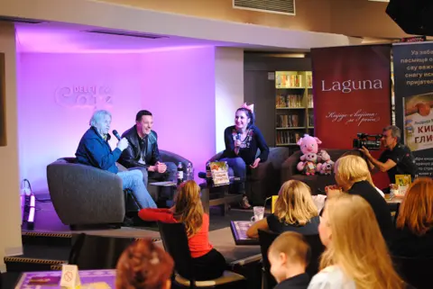 Radost i smeh na promociji zbirke pesama „Kišni glistac“ Andrije Miloševića - slika 1