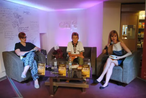 Održana nova tribina Laguninog književnog kluba – „Jesenji pejzaž“ Leonarda Padure i biblioteka „Bolero“ - slika 1