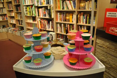 Održana promocija knjige „Vidimo se u Kapkejk kafeu“ - slika 3