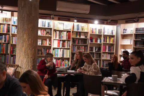 Ana Atanasković predstavila svoj celokupni književni rad čitaocima u Ljigu - slika 1