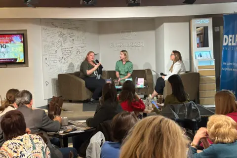 Duhovito, toplo i dirljivo, baš kao i njene knjige – u knjižari Delfi SKC održano književno veče bestseler autorke Dženi Kolgan - slika 1