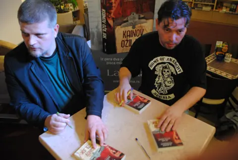 Veliki broj čitalaca obezbedio sebi potpisan primerak knjige „Kainov ožiljak“ - slika 1