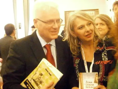 „Žena sa crnim šeširom“ poklon predsedniku Ivu Josipoviću - slika 1