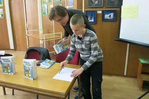 Predstavljena knjiga „Urnebesna fizika“ u Sremskoj Mitrovici - slika 1