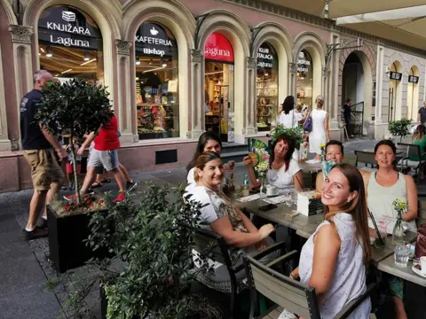 Nil Gejmen na okupljanju u knjižari u Knez Mihailovoj - slika 1