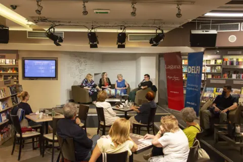 O usamljenosti i otuđenosti – održana promocija knjige „Glasovi Žute sveske“ Sonje Ćirić - slika 1