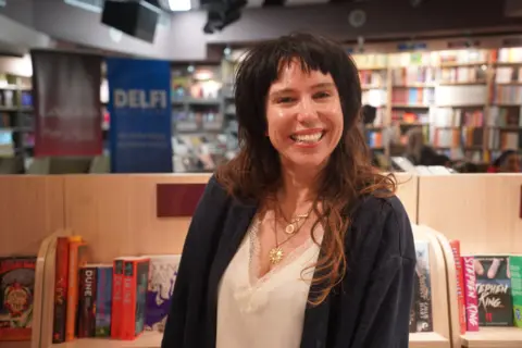 Dženifer Koks o knjizi „Žene su besne“: Otkrivanje skrivene ljutnje - slika 1