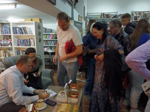 Uspešno književno veče Viktora Lazića u Kostolcu - slika 3