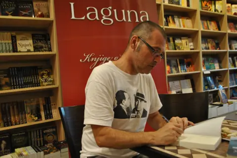 Ljubivoje Ršumović i Dušan Petričić u veseloj atmosferi predstavili „Vidovite priče“ - slika 1