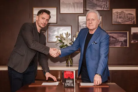 Roman „Apisov apostol“ na ruskom jeziku - slika 1