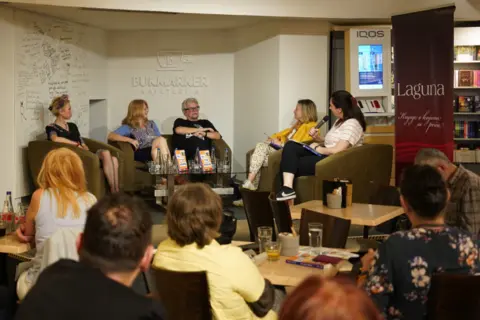 Na kakvo putovanje idete sa knjigom „Na mapi utopije“? - slika 1