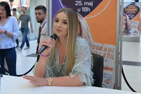 Lea Stanković potpisivala knjigu „Izgradi svoj stil“ u novosadskom tržnom centru BIG - slika 1