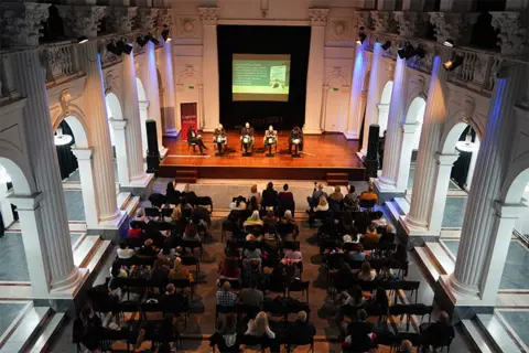 „Starinski puls srpske proze“ – Predstavljena knjiga Milana Ružića „Pun kofer priča“ - slika 1