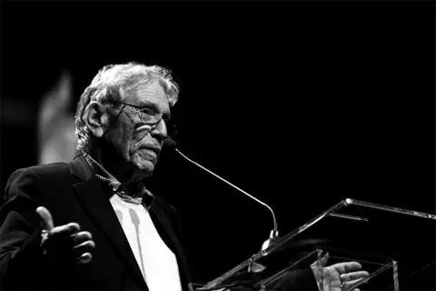 Preminuo izraelski pisac Amos Oz - slika 1