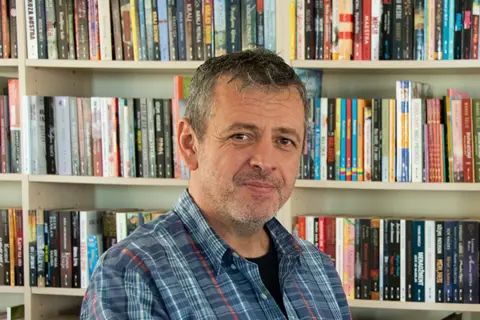 Srđan Valjarević: „Kada mi je izašla prva knjiga gazda Voja mi je povećao platu i rekao: 'Evo, imamo književnika u radionici'“ - slika 1