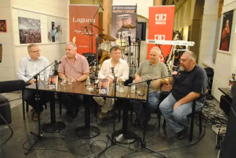 Dr Nele Karajlić u Pančevu promovisao svoju autobiografiju „Fajront u Sarajevu“ - slika 1