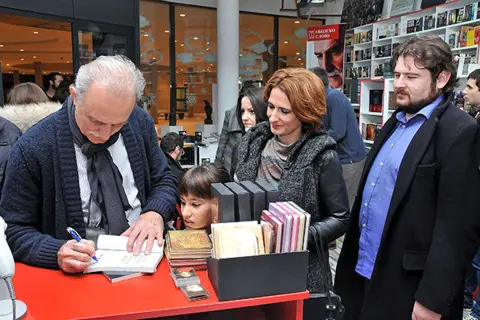 Lazar Ristovski u „Obodskom slovu“ promovisao knjigu „Jednostavne priče“ - slika 1