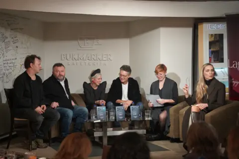 Gorki savremeni svet društvenih mreža ogrnut sjajnim humorom: Održana promocija knjige „Lajk“ Srđana Dragojevića - slika 1