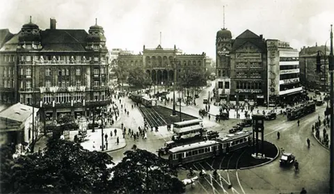 Prikaz romana Ernsta Hafnera „Braća po krvi: roman o jednoj berlinskoj ekipi“ - slika 1